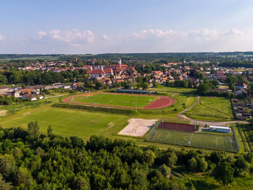 Stadion MOSiR w Kożuchowie. Widok z drona.