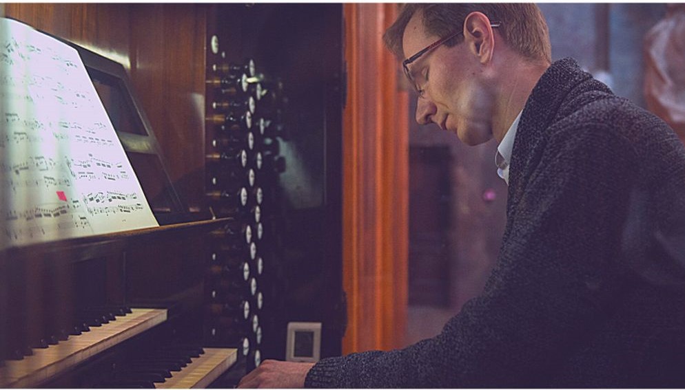 Mężczyzna podczas gry na fortepianie